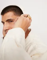 Anillo dorado con baño de oro de 18k, de forma cuadrada y acabado liso.