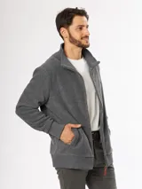 Campera de felpa azul con cierre completo y cuello alto, diseño moderno y relajado.