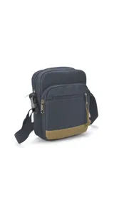 Morral pequeño de color negro confeccionado en tela tafeta con detalles en símil cuero color beige. Presenta apertura superior con cierre, dos bolsillos frontales con cremallera y compartimentos internos. Incluye una correa de galón regulable para uso cruzado.