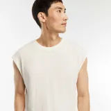 Musculosa blanca de algodón con textura de canalé y corte recto.