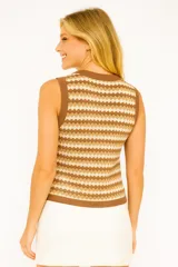 Musculosa de poliéster con cuello a la base y estampado geométrico en tonos verde, blanco y gris.