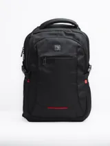 Mochila negra con detalles en rojo, con múltiples compartimentos y cierre con cremallera.