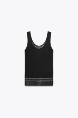 Musculosa negra de punto calado con escote redondo y tirantes anchos.