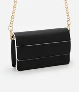 Cartera transversal pequeña de poliuretano negro con detalles en blanco y asa de cadena dorada.