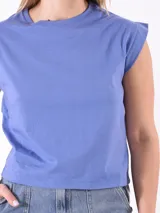 Remera azul de corte recto, con cuello redondo y mangas cortas con hombreras.