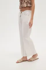 Pantalón blanco de algodón, corte recto y tiro medio.