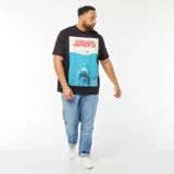 Camiseta negra de manga corta con estampado del poster de la película Jaws.