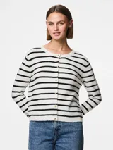 Cárdigan de punto con rayas horizontales negras y blancas, cuello redondo y cierre frontal con botones dorados.