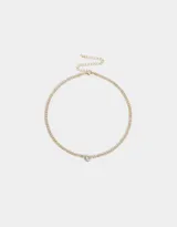 Gargantilla dorada con cadena de strass y dije de corazón con strass.