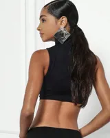Top negro corto de cuello alto y sin mangas.