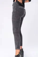Pantalón de pana gris con tiro alto, pretina elastizada y corte ajustado.