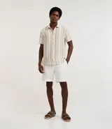 Camisa de manga corta para hombre marca Marfinno, confeccionada en tejido texturizado de mezcla de algodón y poliéster. Presenta un diseño de rayas verticales en tonos beige, gris y bordó, con cuello tradicional y cierre frontal mediante botones.