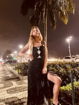 Vestido corto tejido en lurex con diseño geométrico en cuero en el frente, breteles de cuero intervenido a mano con tientos de cuero plateado y terminación en flecos.