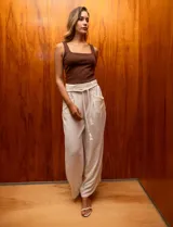Pantalón palazzo color beige, marca Dictionary, con pretina ancha elastizada, pasadores y cinto de cordón.