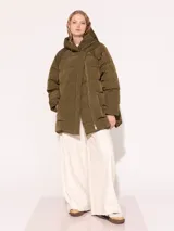 Campera oversize color verde, con cierre central y cordón en el ruedo para ajuste.