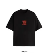 Remera negra de algodón con estampado en la espalda con la frase "Demons Inside My Head" en color rosa y diseño vintage.