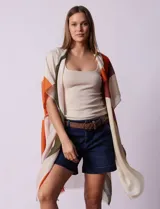 Kimono Barrington de modal con estampado abstracto en tonos naranja, verde y blanco.