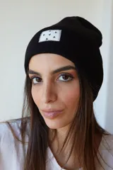 Gorro de lana negro con parche blanco con triángulos negros.