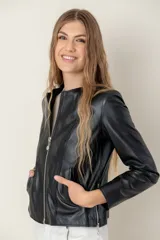 Campera de cuero ovino negro, estilo clásica, con cuello a la base, cierre frontal metálico y bolsillos laterales con cierre.