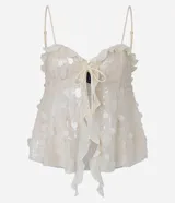 Blusa corta color crema, con lentejuelas y escote corazón. Tiene breteles finos ajustables, lazo en el busto y volados de chiffon.