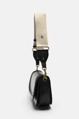 Bolso bandolera color marrón con solapa y correa ancha de tela color crudo.