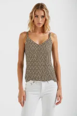 Musculosa con estampado abstracto en tonos marrones, escote en V y breteles finos.