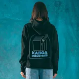 Canguro negro con capucha, cordones ajustables, bolsillo tipo canguro y puños y cintura acanalados. Estampado pequeño en el pecho con un logo cuadrado que contiene una letra K y un diseño de skate.
