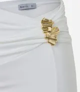 Conjunto de dos piezas color blanco, compuesto por un top tipo corset strapless con escote en V y una pollera midi ajustada con fruncido lateral y abertura alta, asegurada con un adorno metálico.