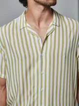Camisa de manga corta con rayas verticales verdes y blancas, cuello clásico y cierre con botones.