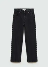 Pantalón de jean negro de corte recto con tachas plateadas en los laterales.