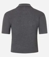 Blusa gris de punto acanalado con cuello polo, manga corta, botones en el cuello y bolsillo en el pecho.