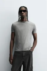 Camiseta negra de corte slim fit, cuello redondo y manga corta. Confeccionada en tejido de algodón con elasticidad y acabados en rib.