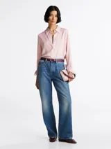 Camisa de viscosa color rosa claro, de corte amplio con cartera oculta y cuello francés.