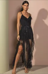 Vestido largo negro de encaje con breteles finos, escote en V con volados, falda irregular con volados y cinto fino de satén.