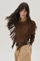 Sweater marrón de tejido de lurex con mezcla de puntos y flecos en el frente. Cuenta con escote abierto en la espalda y lazo.