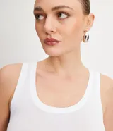 Musculosa verde oliva de punto texturizado, con breteles anchos y cuello redondo.