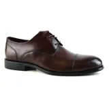 Zapato de vestir acordonado de cuero negro, con puntera lisa y suela de goma.
