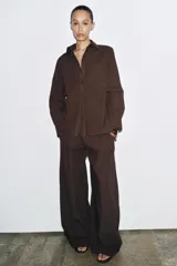 Pantalón marrón de tiro medio y pierna ancha, con cintura elástica ajustable con cordones.
