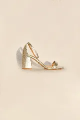 Sandalias de fiesta rojas de terciopelo, con pulsera al tobillo y taco cuadrado.