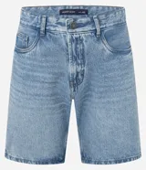 Bermuda de jeans celeste con corte recto, bolsillos delanteros y traseros, cierre con botón y cremallera, y trabillas en la cintura.