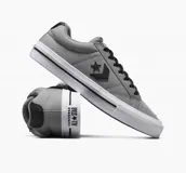 Championes urbanos Converse One Star, color gris con detalles en negro y suela blanca.