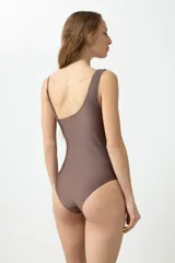 Traje de baño enterizo color chocolate, con escote asimétrico y bretel ancho.