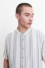 Camisa a rayas con textura, cuello mao y fit slim.