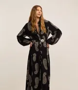 Vestido chemise midi de viscosa con estampado paisley, cuello inglés, manga larga y abotonado delantero.