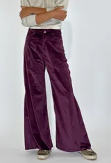 Pantalón de terciopelo verde esmeralda, de corte palazzo y tiro alto.