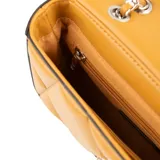 Bandolera color camel de cuero sintético acolchado con diseño geométrico. Tiene correa regulable con cadena plateada, cierre con solapa y broche metálico plateado, un compartimento principal, un bolsillo interno con cierre y un bolsillo interno abierto.