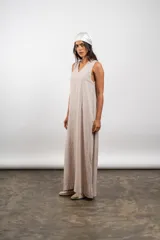 Vestido largo color beige de lino, con escote en V y sin mangas.