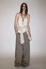 Pantalón de tiro medio con cintura elástica y bolsillos laterales ocultos en costura. Pierna ancha y diseño a rayas verticales azules y blancas.