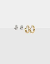 Set de dos pares de aros: un par de argollas pequeñas doradas y un par de aros tipo botón plateados.