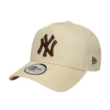 Gorra de béisbol color beige con logo de los New York Yankees bordado en marrón en el frente y logo de New Era bordado en marrón en el lateral.